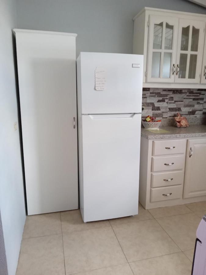 Michand Guest Apartments- Cozy One Or Two Bedroom- 5 Walk Minutes From Airport 10 Mins Drive To Oistins Or Beach Christ Church Eksteriør bilde