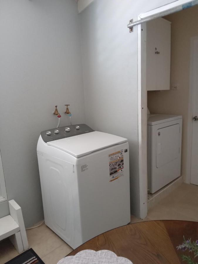 Michand Guest Apartments- Cozy One Or Two Bedroom- 5 Walk Minutes From Airport 10 Mins Drive To Oistins Or Beach Christ Church Eksteriør bilde