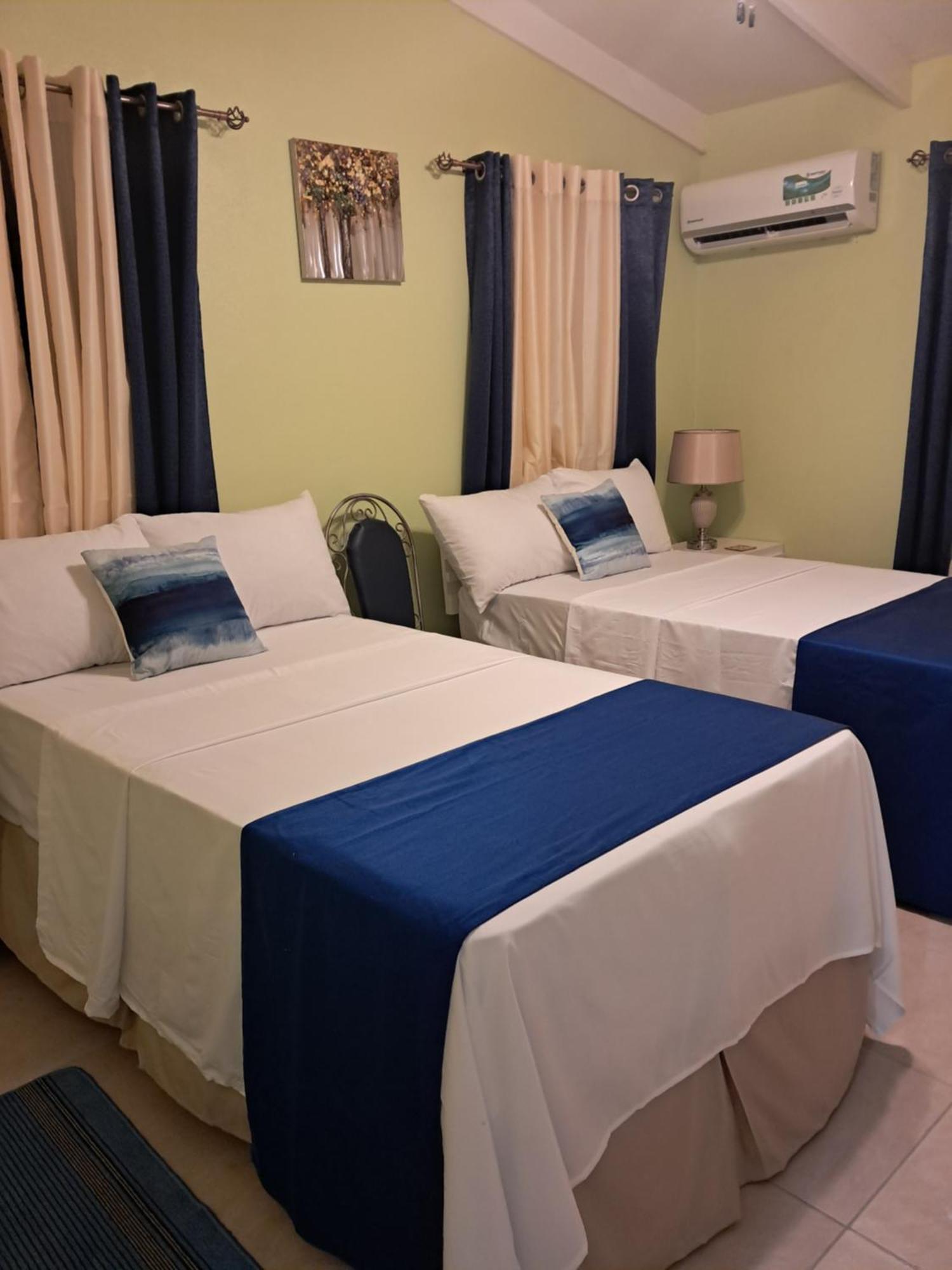 Michand Guest Apartments- Cozy One Or Two Bedroom- 5 Walk Minutes From Airport 10 Mins Drive To Oistins Or Beach Christ Church Eksteriør bilde