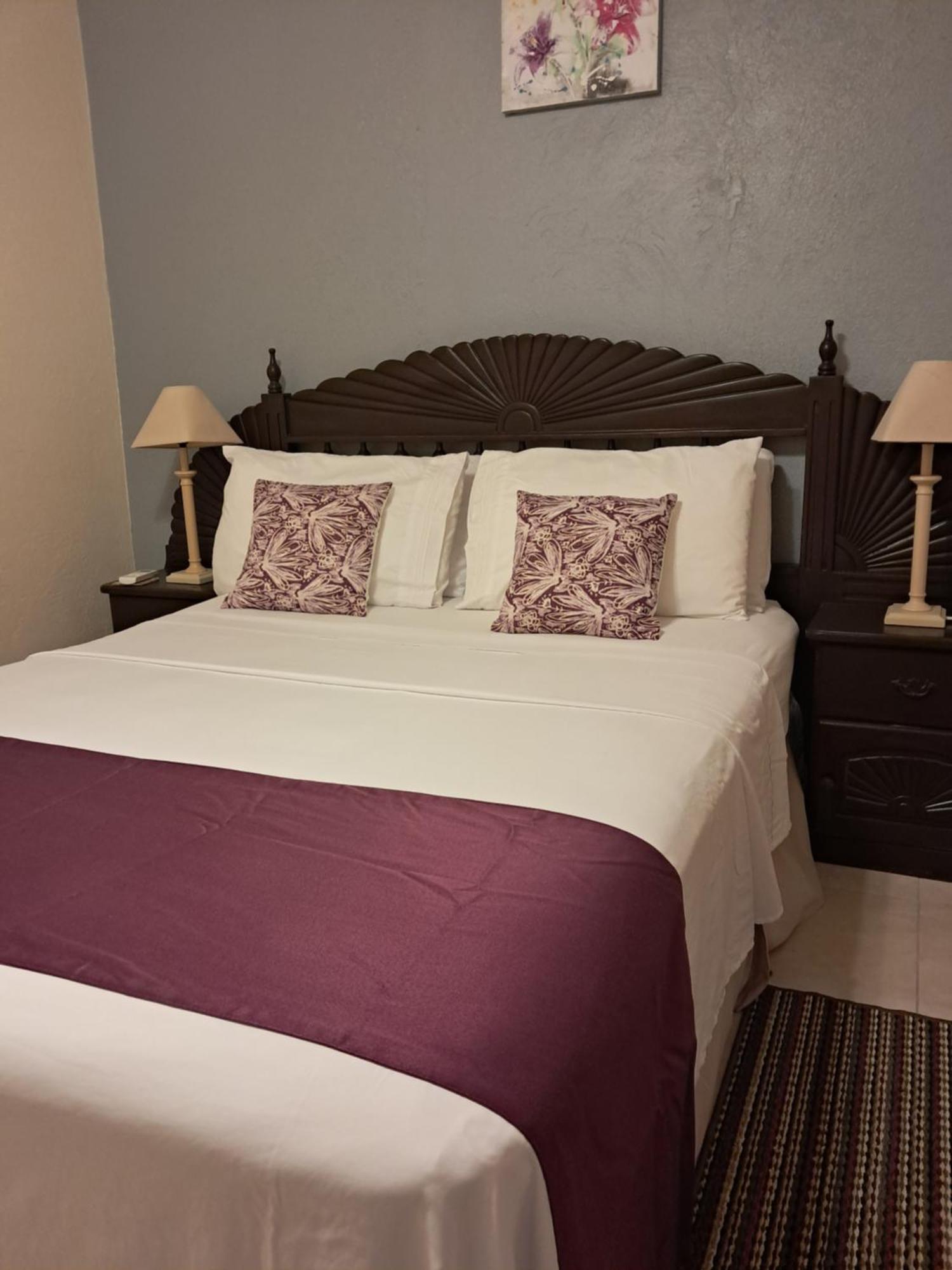Michand Guest Apartments- Cozy One Or Two Bedroom- 5 Walk Minutes From Airport 10 Mins Drive To Oistins Or Beach Christ Church Eksteriør bilde