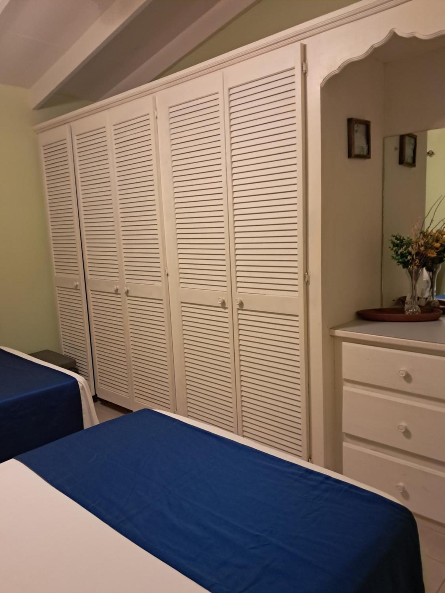 Michand Guest Apartments- Cozy One Or Two Bedroom- 5 Walk Minutes From Airport 10 Mins Drive To Oistins Or Beach Christ Church Eksteriør bilde