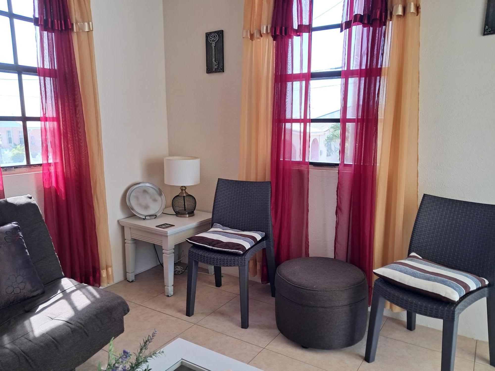 Michand Guest Apartments- Cozy One Or Two Bedroom- 5 Walk Minutes From Airport 10 Mins Drive To Oistins Or Beach Christ Church Eksteriør bilde