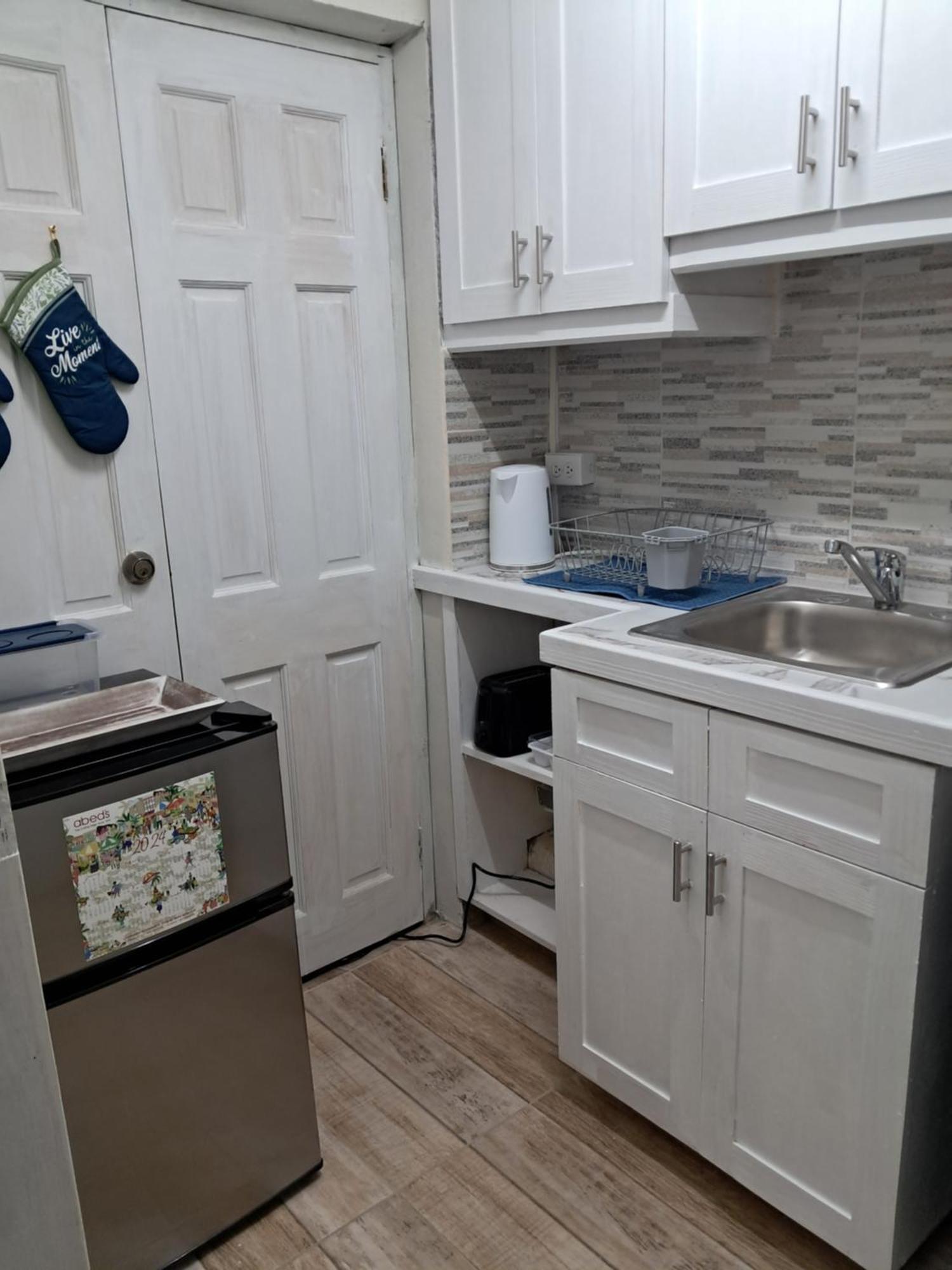 Michand Guest Apartments- Cozy One Or Two Bedroom- 5 Walk Minutes From Airport 10 Mins Drive To Oistins Or Beach Christ Church Eksteriør bilde