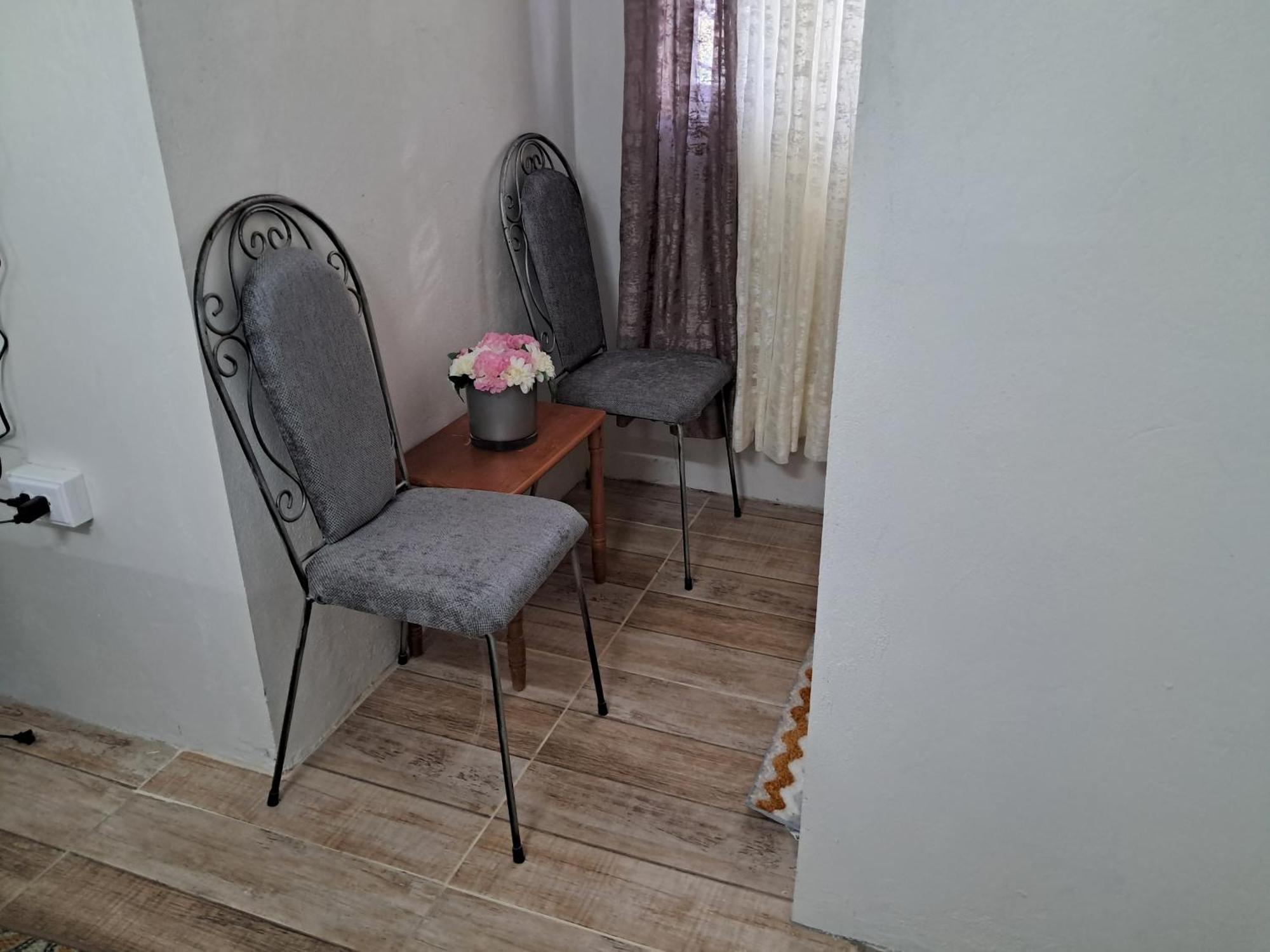 Michand Guest Apartments- Cozy One Or Two Bedroom- 5 Walk Minutes From Airport 10 Mins Drive To Oistins Or Beach Christ Church Eksteriør bilde