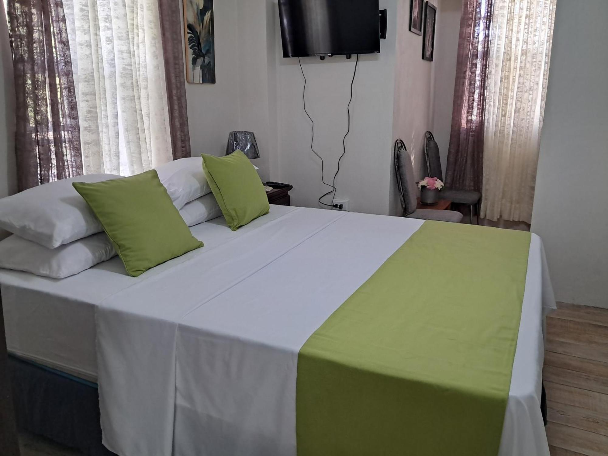 Michand Guest Apartments- Cozy One Or Two Bedroom- 5 Walk Minutes From Airport 10 Mins Drive To Oistins Or Beach Christ Church Eksteriør bilde