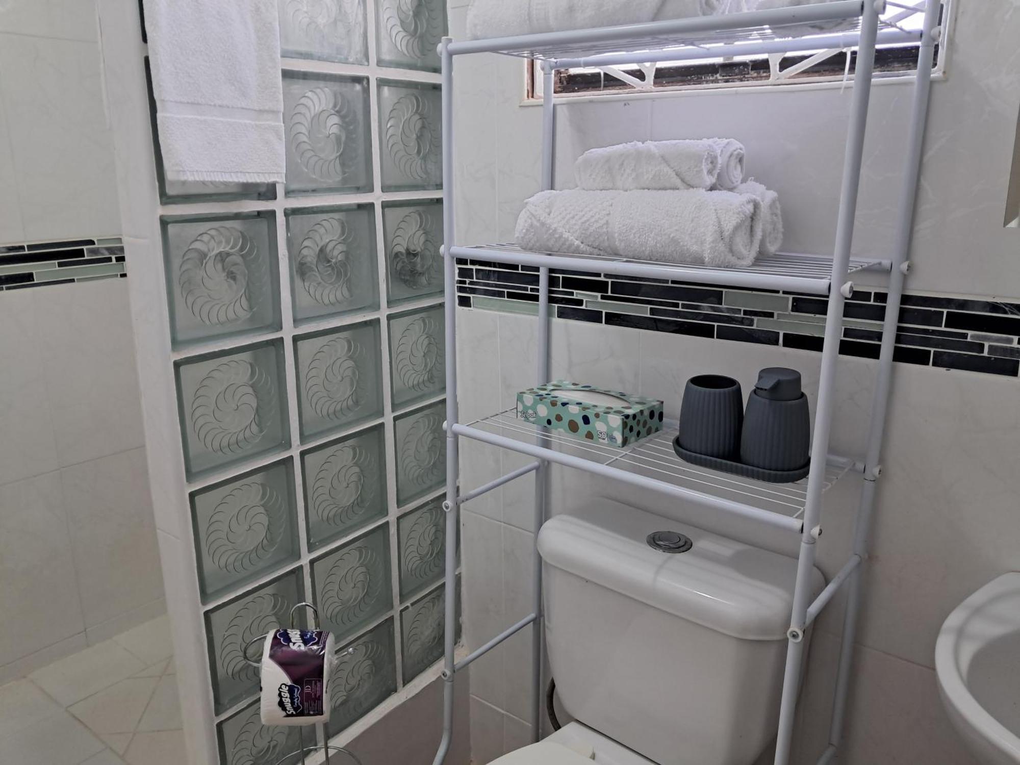 Michand Guest Apartments- Cozy One Or Two Bedroom- 5 Walk Minutes From Airport 10 Mins Drive To Oistins Or Beach Christ Church Eksteriør bilde