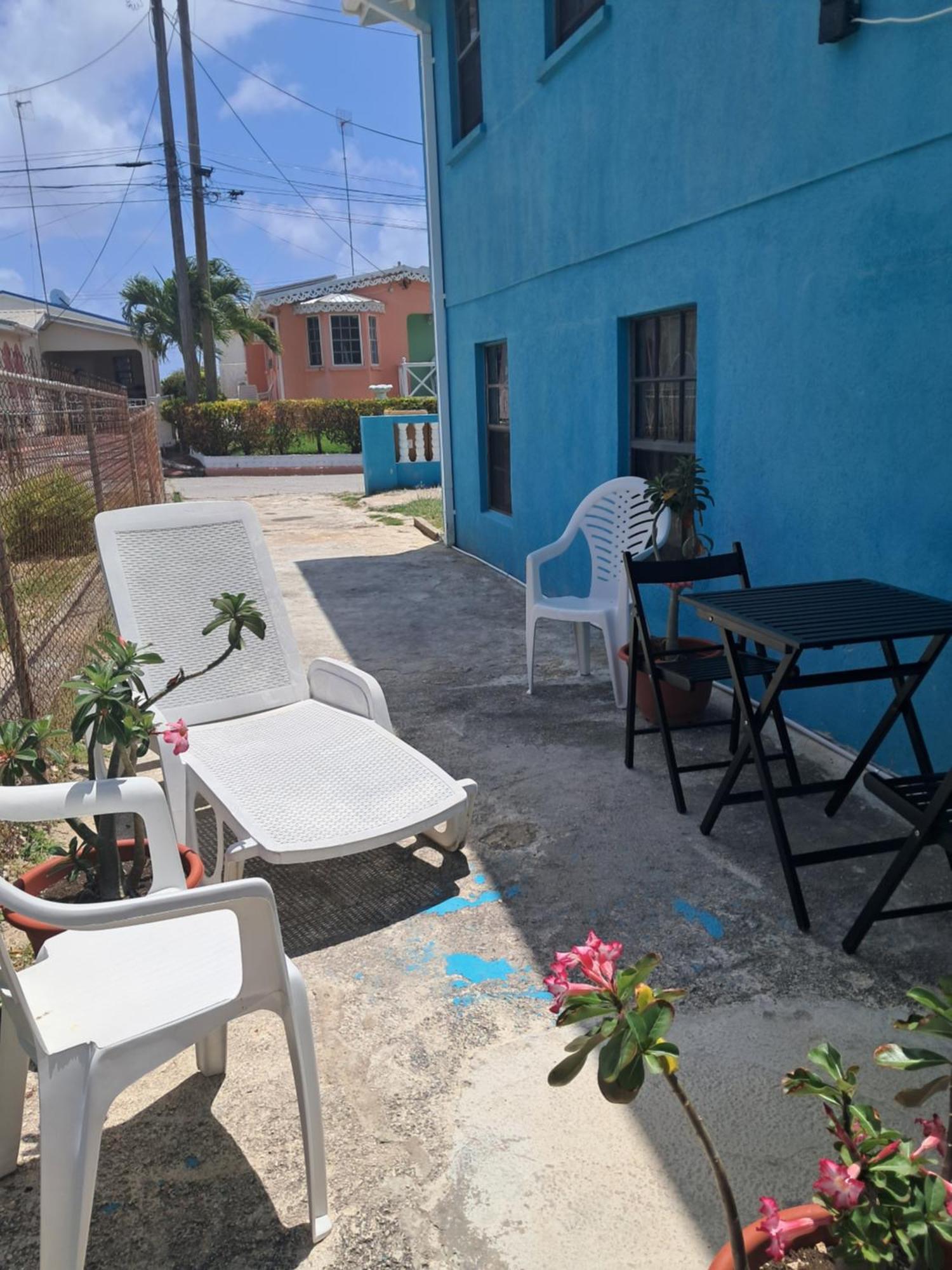 Michand Guest Apartments- Cozy One Or Two Bedroom- 5 Walk Minutes From Airport 10 Mins Drive To Oistins Or Beach Christ Church Eksteriør bilde